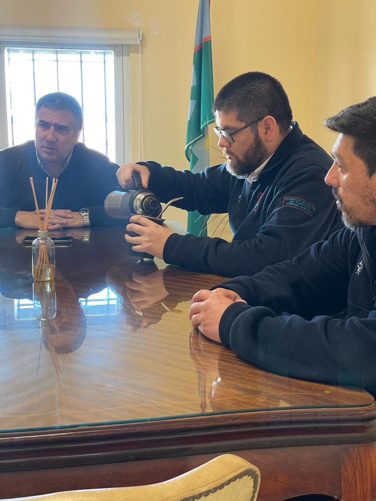 CGTPuntaAlta's tweet photo. Nuestro Secretario General y Director de @PtoRosales mantuvo una reunión con los compañeros y compañeras de @APDFARosales quienes vienen trabajando en su nuevo convenio colectivo. 
Todo el apoyo para que esto sea una realidad, https://t.co/6gsA9FYYbH