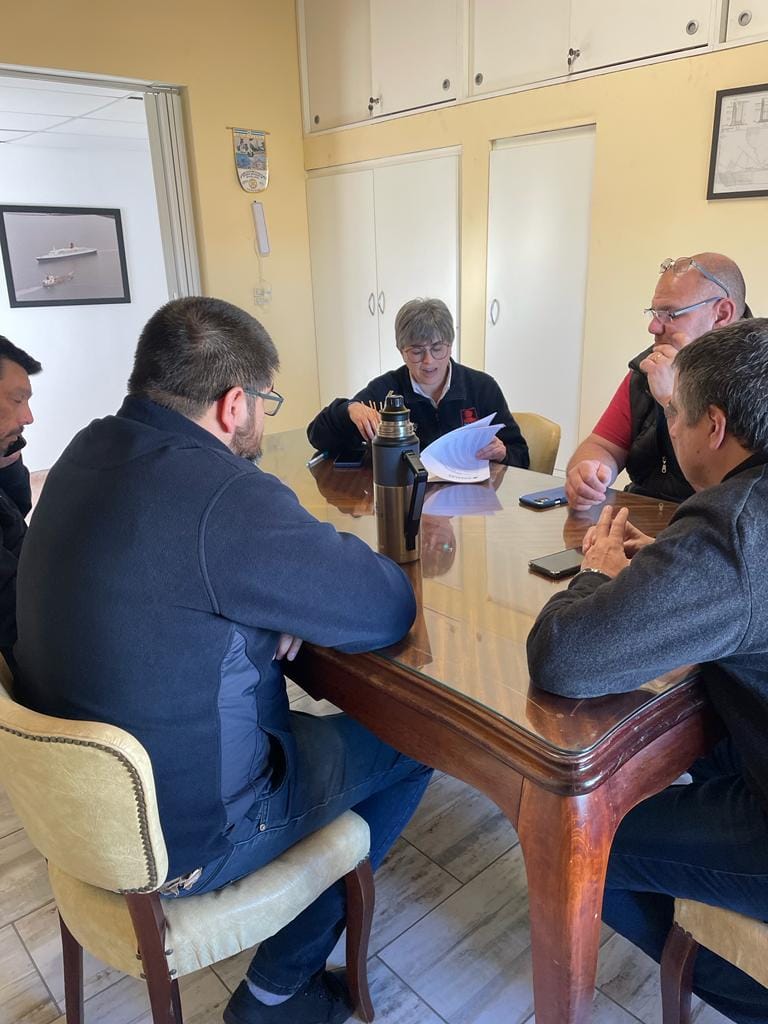 CGTPuntaAlta's tweet photo. Nuestro Secretario General y Director de @PtoRosales mantuvo una reunión con los compañeros y compañeras de @APDFARosales quienes vienen trabajando en su nuevo convenio colectivo. 
Todo el apoyo para que esto sea una realidad, https://t.co/6gsA9FYYbH