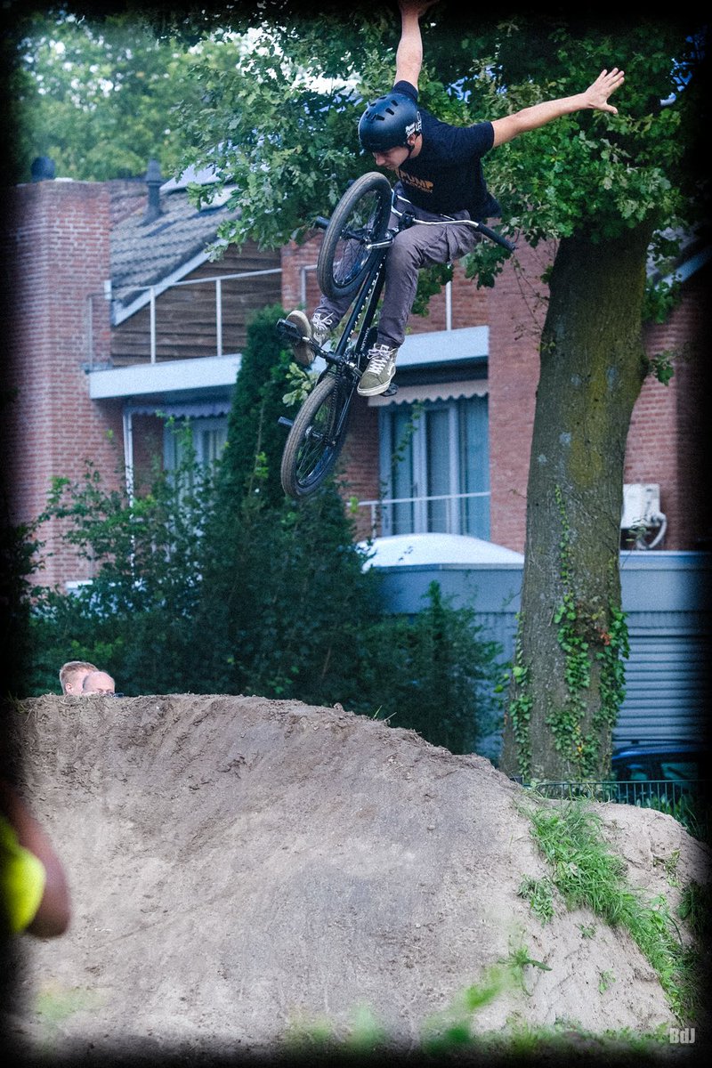 FATJAM's tweet image. 2023 FATJAM was a good one. Lots if riding. Lots of fun. Niels van Maaren with the no-hander. #fatjam #fatbmx #2023 #aarlerixtel