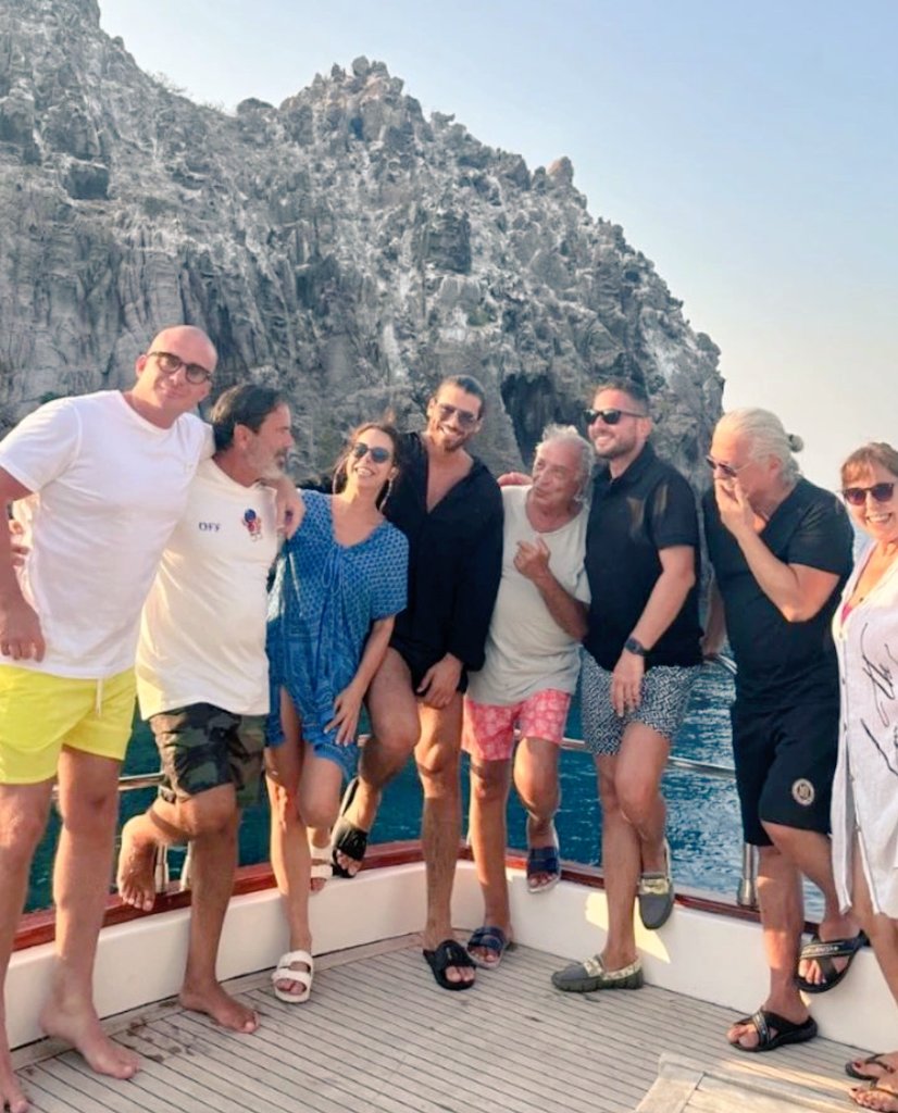 Foto en familia 😊🥰 #CanYaman