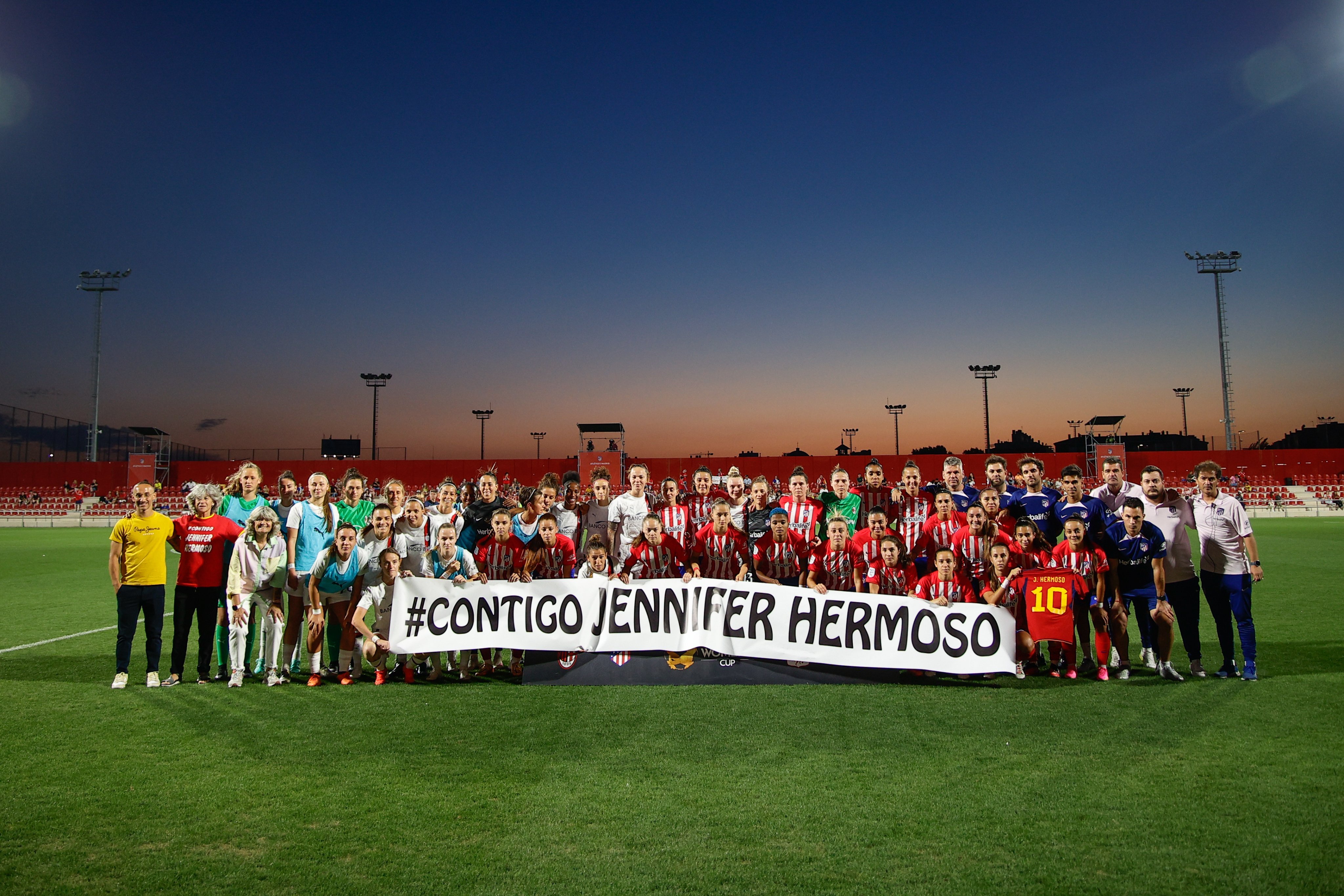 The players of Atlético Madrid and AC Milan holding up a banner in support of Jenni Hermoso, who is a former Atléti player