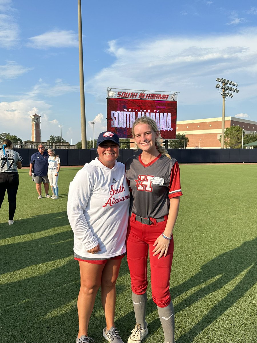 alleigh_ladner's tweet photo. I loved the camp @SouthAlabamaSB !! Thank you @BclarkUSA @StinaMcC7 for putting on a great camp and leaving me with great instruction!!! @La_Hotshots https://t.co/YaJ7tdnHst