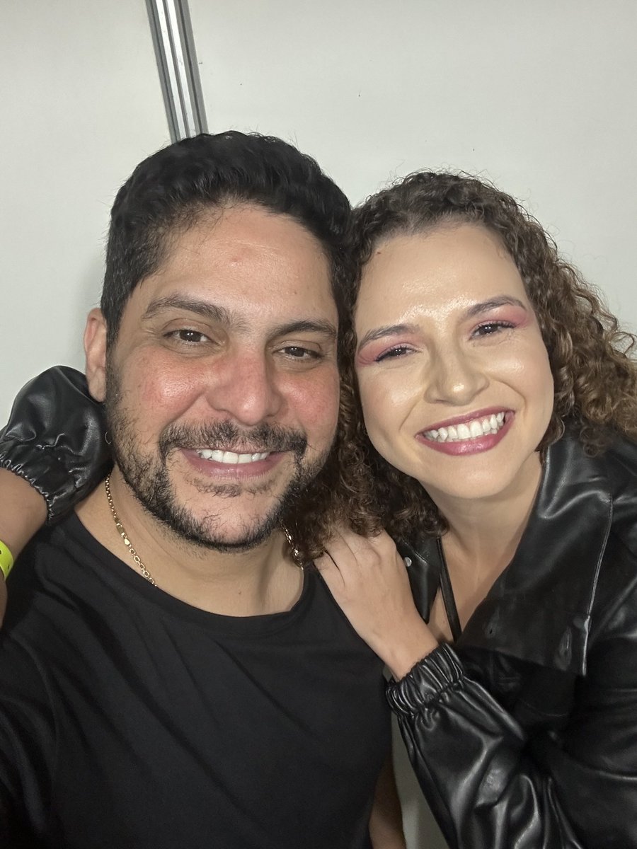 dia do dono do maior coração desse mundo, da voz mais linda e do melhor abraço 🫶🏼 obrigada por cantar e ser amor, te amo pra sempre jorge ❤️