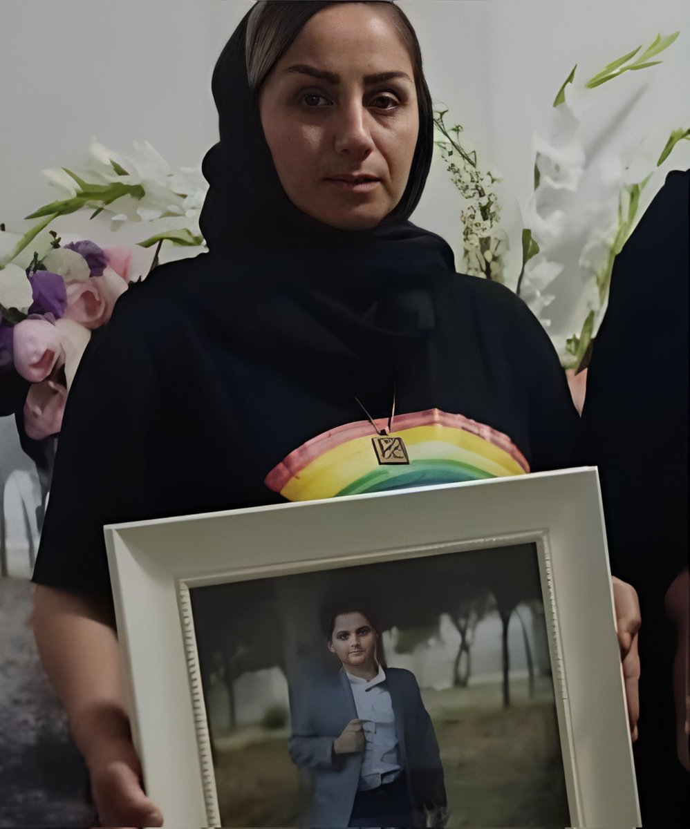 Realneo101's tweet image. ایذه در خون است و از #ماه‌منیر_مولایی همچنان هیچ خبری نیست.
ایذه شهر قهرمانان و فداکاران است. هرگز نمیذاریم خون هایی که ریخته شده پایمال بشه. صداشون رو فریاد میزنیم.
#ایذه_قهرمان