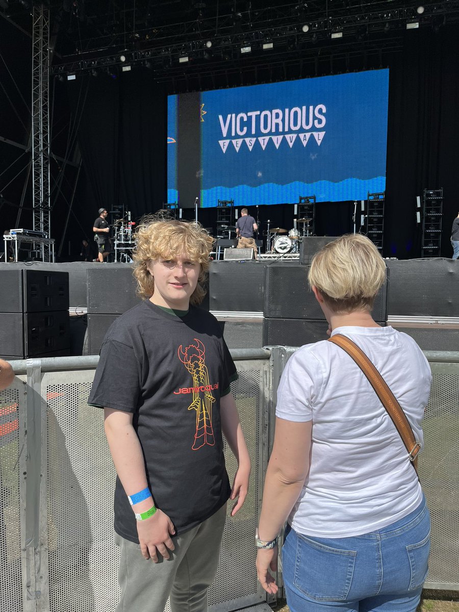 DarrenGarbett's tweet photo. Well what a weekend for my sons 15th birthday @VictoriousFest followed by @BhamBotanicalGd for the outdoor screening of Predator then Shao Dow @Edgbaston #onmychinstrap https://t.co/QfvyaVsV3u