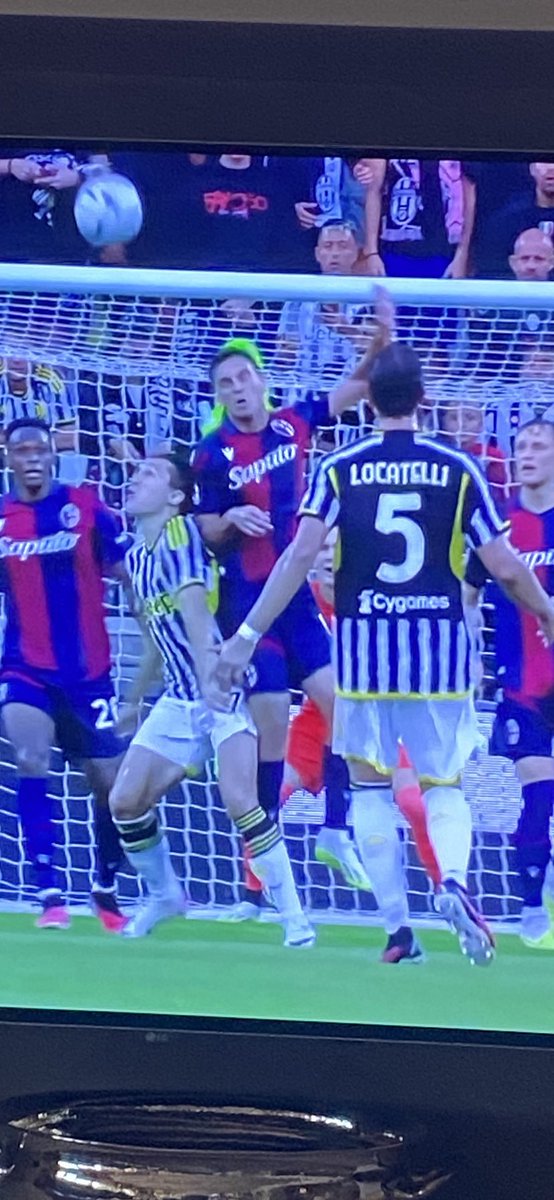 Siamo sicuri che questo contrasto su Chiesa non fosse rigore? #JuventusBologna