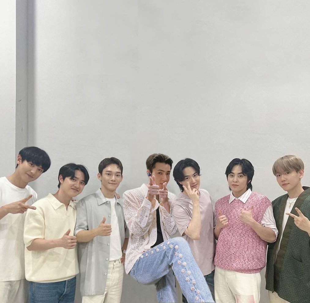 WHO SAID SEHUN WASN'T THERE! 🚶‍♀️