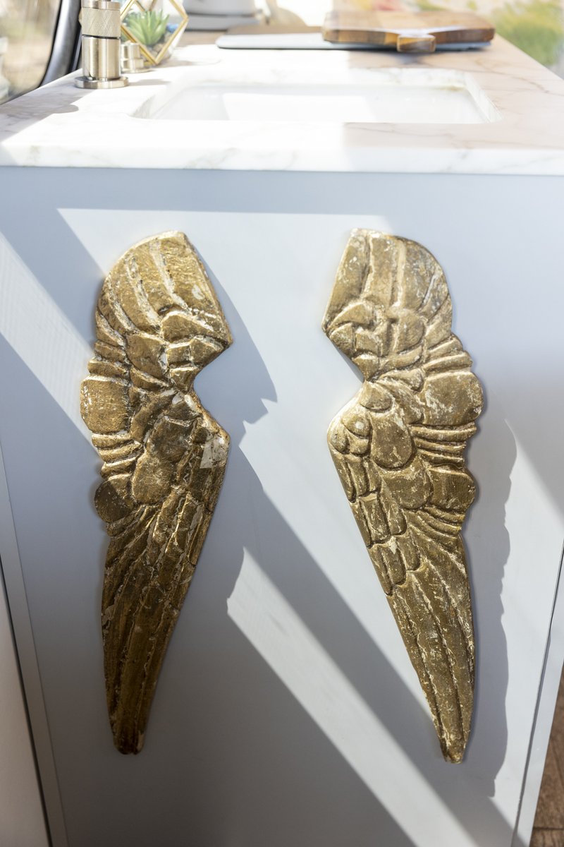 "That she wanted me to fly, but couldn’t let go of my wings. That she wanted to talk about why I couldn’t fly, while holding on to my wings." 👼💛 
📸: @pfeifferfoto

#quotes #book #sundayfunday #author #writingcommunity #styleinspo