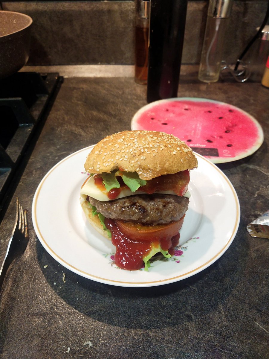 Wise_Penny_'s tweet image. Все таки сын любит бургеры, но хоть свои. #Готовимдома