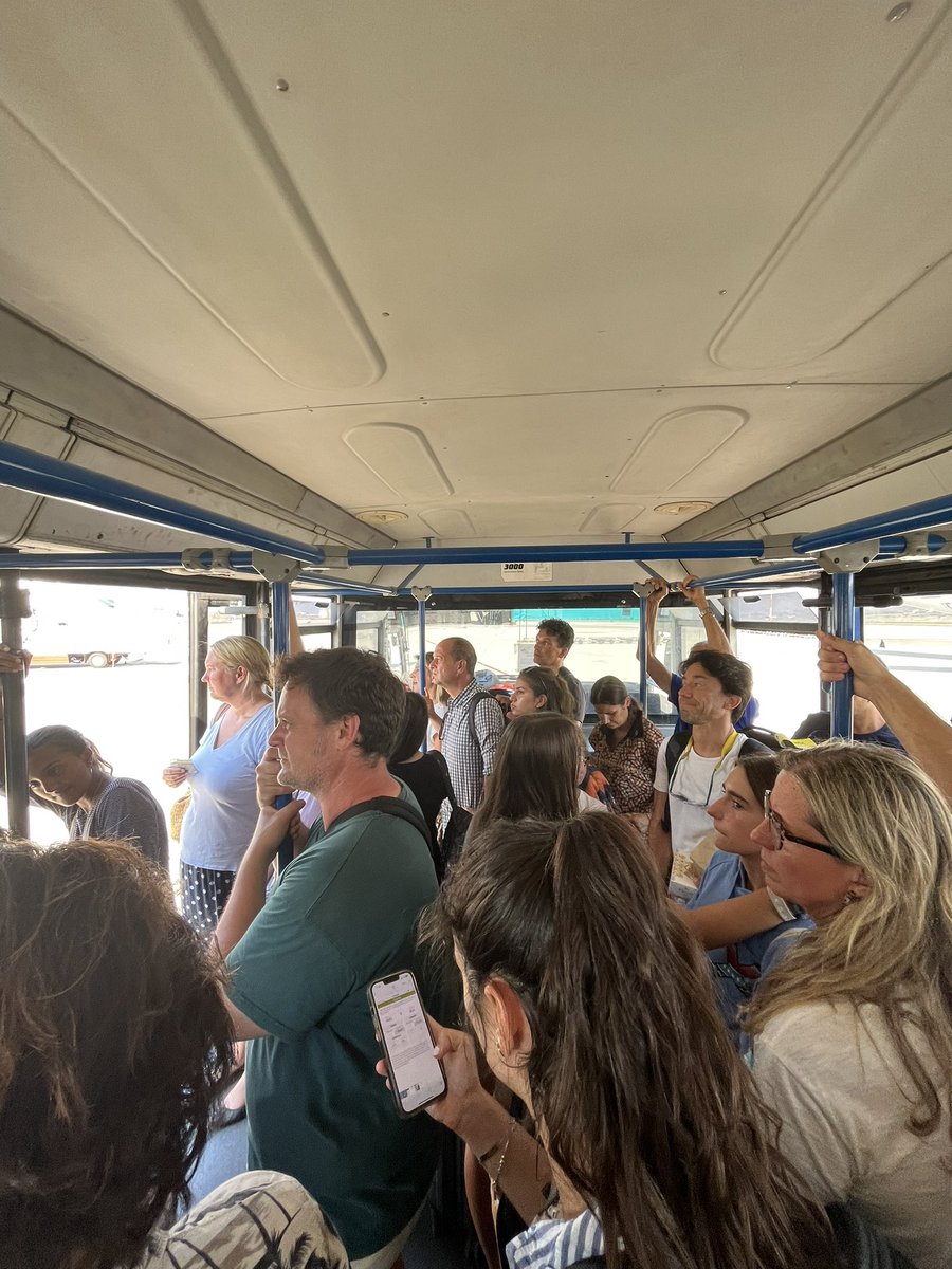 martusblanco18's tweet photo. Vergonzosa gestión de @vueling en el vuelo VY6601 con 4 horas de retraso metidos en autobús sin aire acondicionado y en el avión sin reparto de comida/bebida.
Dos vuelos retrasados en 4 días más de 3 horas. #verguenza #reclamacion #AESA #viaje #vueling @esmepm https://t.co/arTaIf4LUp