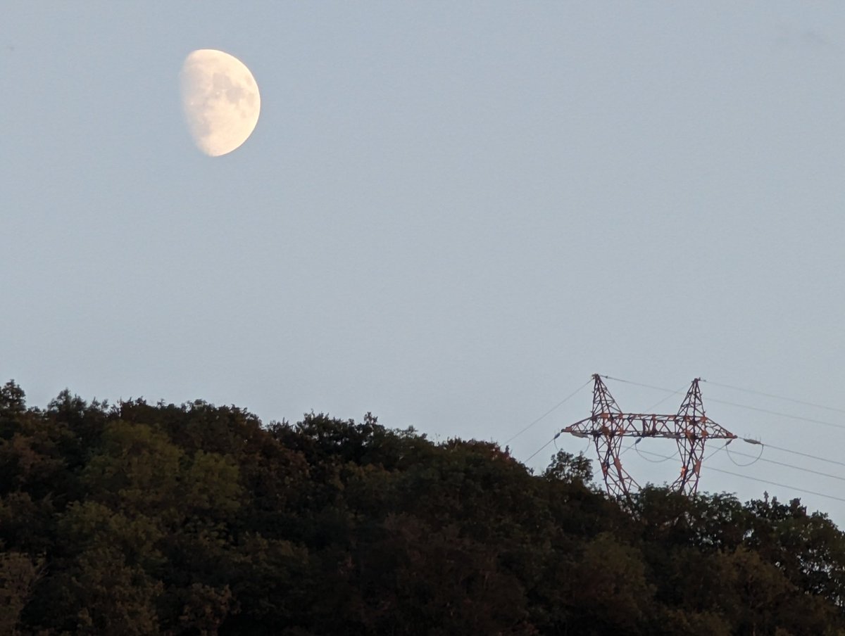 Darkangel54360's tweet photo. Le smartphone pixel est tout de même impressionnant.
Photo prise a Froncles, un zoom sur liaison 63kV, prise chez mes parents.
Une le midi, une le soir avec la lune
#pixel7pro #froncles #Bonheur https://t.co/lHJGy3V4VJ