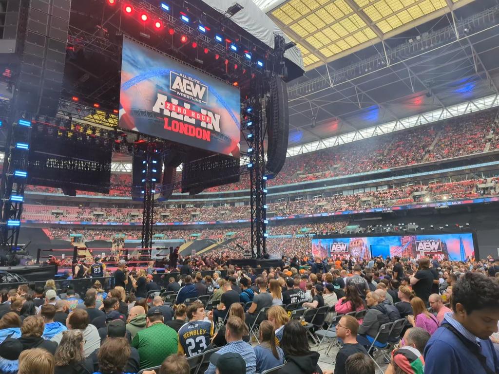 LayupLane's tweet image. We are in the building 👀

@AEW #ALLIN