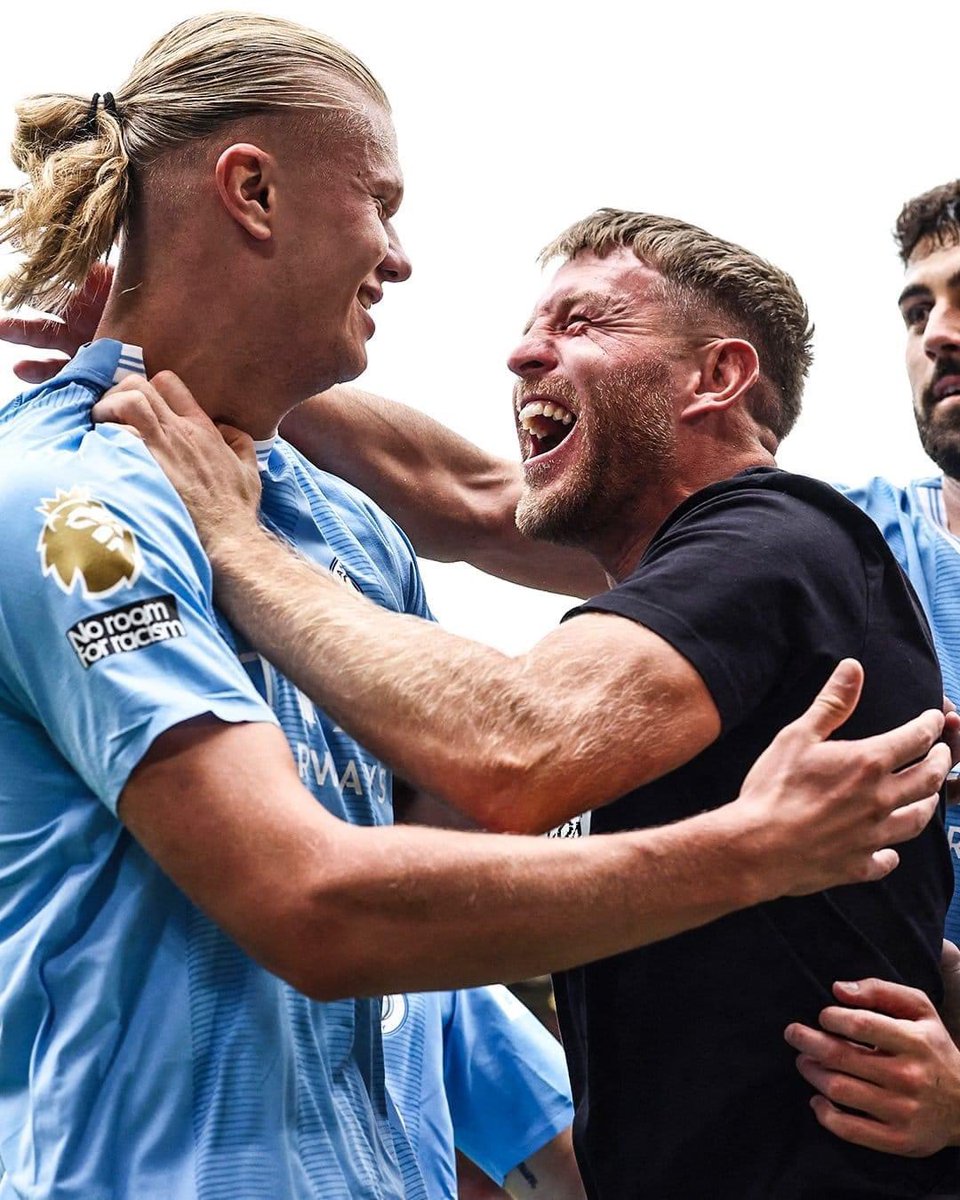 He risked it all, but got a profile picture for life… 🤣👏