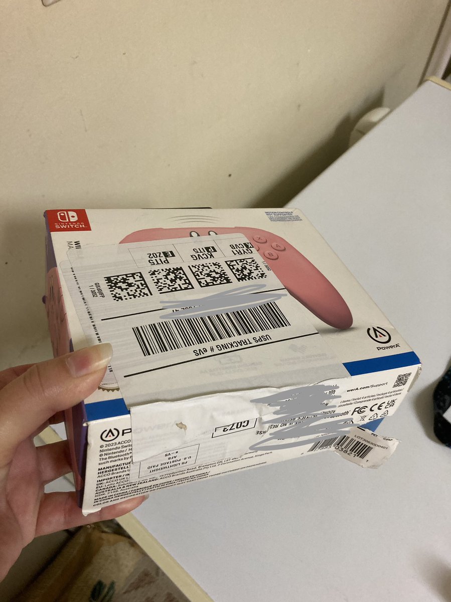 aamaandaapandaa's tweet photo. @AmazonHelp why would you ship a limited release controller (which sold out first day) in its original box which offers no protection? This box is flimsy and is NOT a shipping box 🙄 I am not happy as the sticks were probably smashed 1000x during shipping 😒😡 https://t.co/9Exk0bX9UK