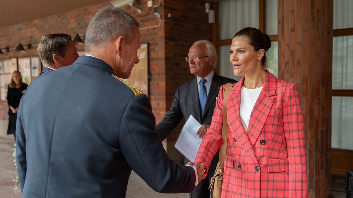 Veckan avslutades på bästa sätt med besök av H.M. Konungen och H.K.H. Kronprinsessan. Bra möjlighet att orientera om tillväxten, stödet till #Ukraina, internationellt samarbete, exportstöd o viktiga materielprojekt. Stort intresse för FMV:s viktiga verksamhet! #FMV #svfm #säkpol