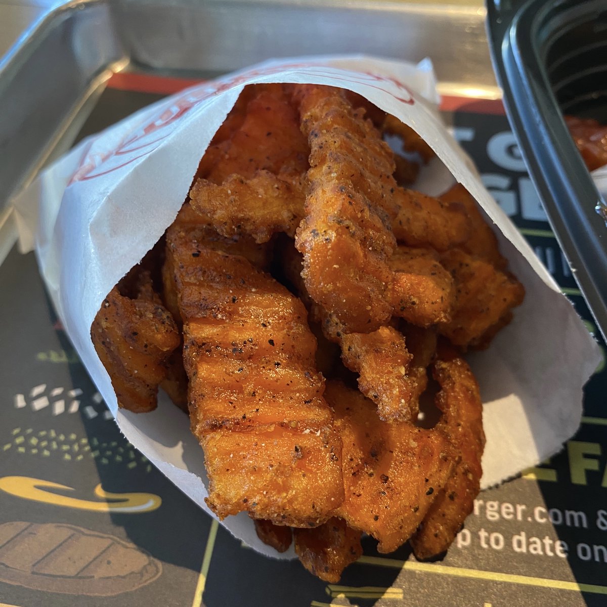 Listen, these Sweet potato 🍠 fries 🍟 at <a href="/FatBurger/">Fatburger</a> in Beverly Hills 📍 were delicious 😋