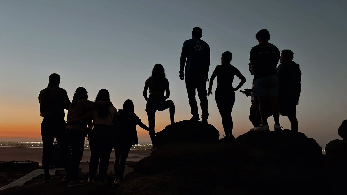 jessicaflorc's tweet photo. Viendo el amanecer en monte Sinaí .. si lo veo siempre al llegar a mi Hospital .. pero este fue en familia jajaja 🥰 #Cairo https://t.co/cxdyYdNskc