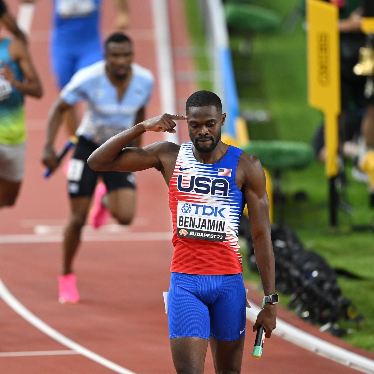 WorldAthletics's tweet photo. Was there ever any doubt ⁉️

@_Kingben_ leads the US 4x400m team to the gold in a world-leading 2:57.31 👏

#WorldAthleticsChamps https://t.co/ZsqJVIHpwb