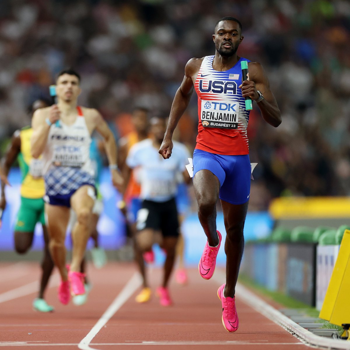 WorldAthletics's tweet photo. Was there ever any doubt ⁉️

@_Kingben_ leads the US 4x400m team to the gold in a world-leading 2:57.31 👏

#WorldAthleticsChamps https://t.co/ZsqJVIHpwb