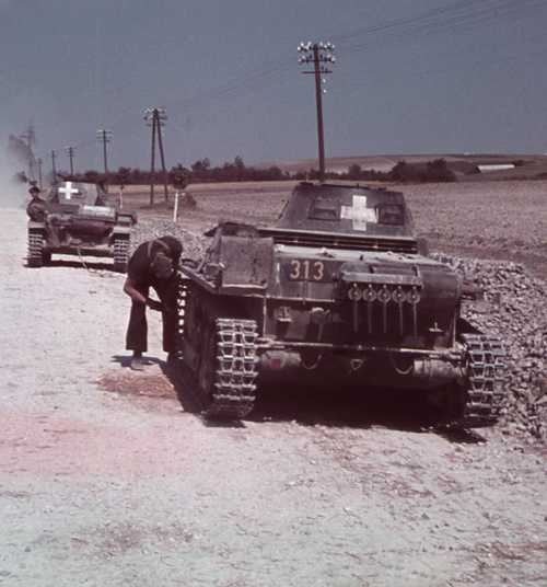 ZxvHqR89tGkRuqj's tweet photo. Pz I і Pz II десь на дорозі в Польщі, вересень 1939 року. https://t.co/XlHsxjjT7k