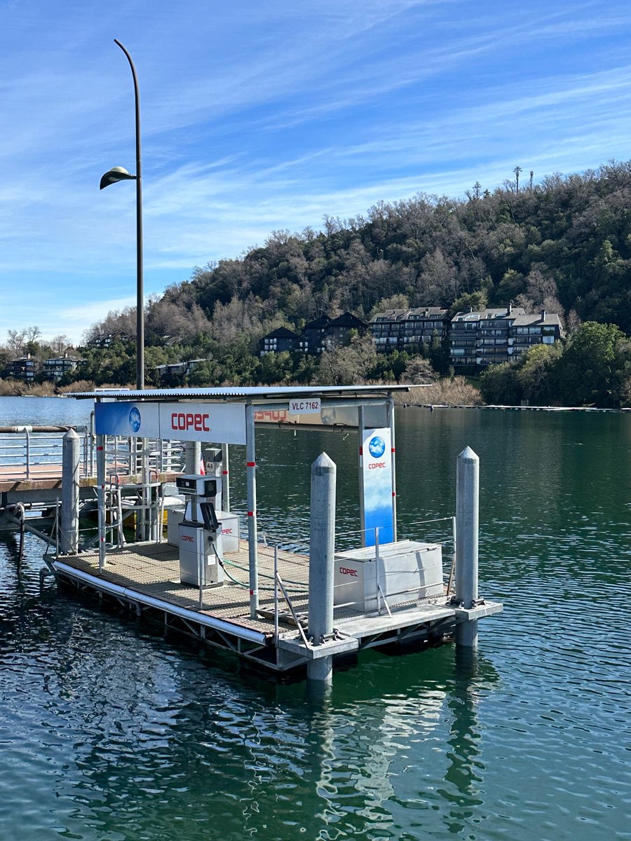 Hay varias aberraciones en este país, cómo construir edificios sobre las dunas de Concon, o sobre el humedal en Los Molles, o casas en la rivera de un río/estero. Pero para mi la aberración máxima es permitir una gasolinera en medio del lago Villarrica #Pucon 😤😤😤