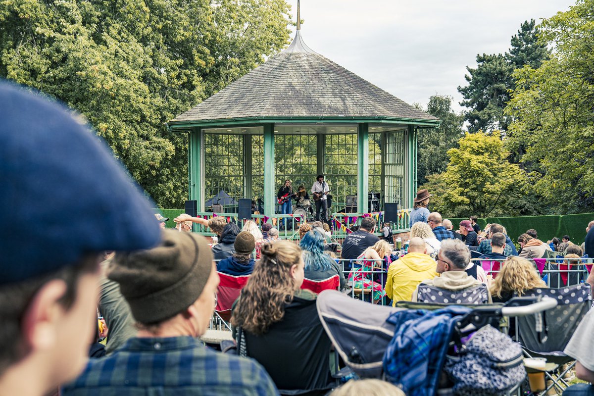 foolhardyfolk's tweet photo. This afternoon has been a right treat with sets from @frankturner, @FerrisSylvester, @truckstoph and @jeffreylewisand 🌳

📸 Sam Ealam https://t.co/ZSzbckbV41