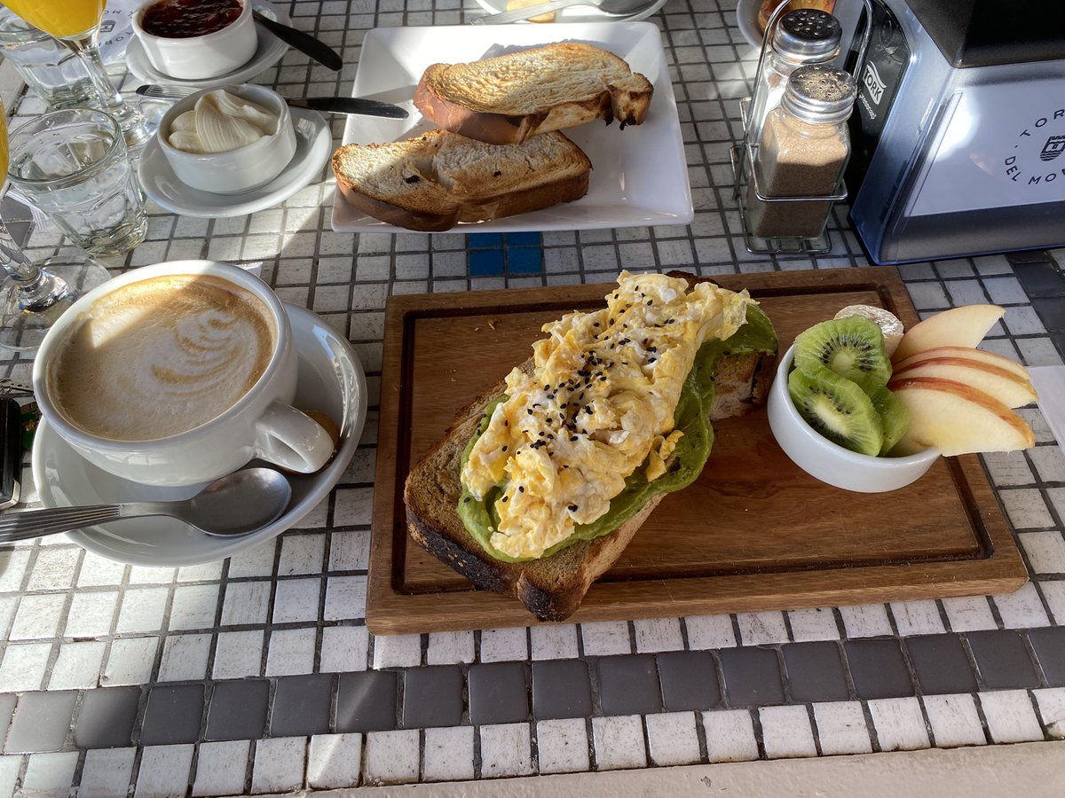 Hay que empezar bien la mañana y que mejor que desayunar bien junto al mar en una mañana soleada en mi hermosa #mardelplata