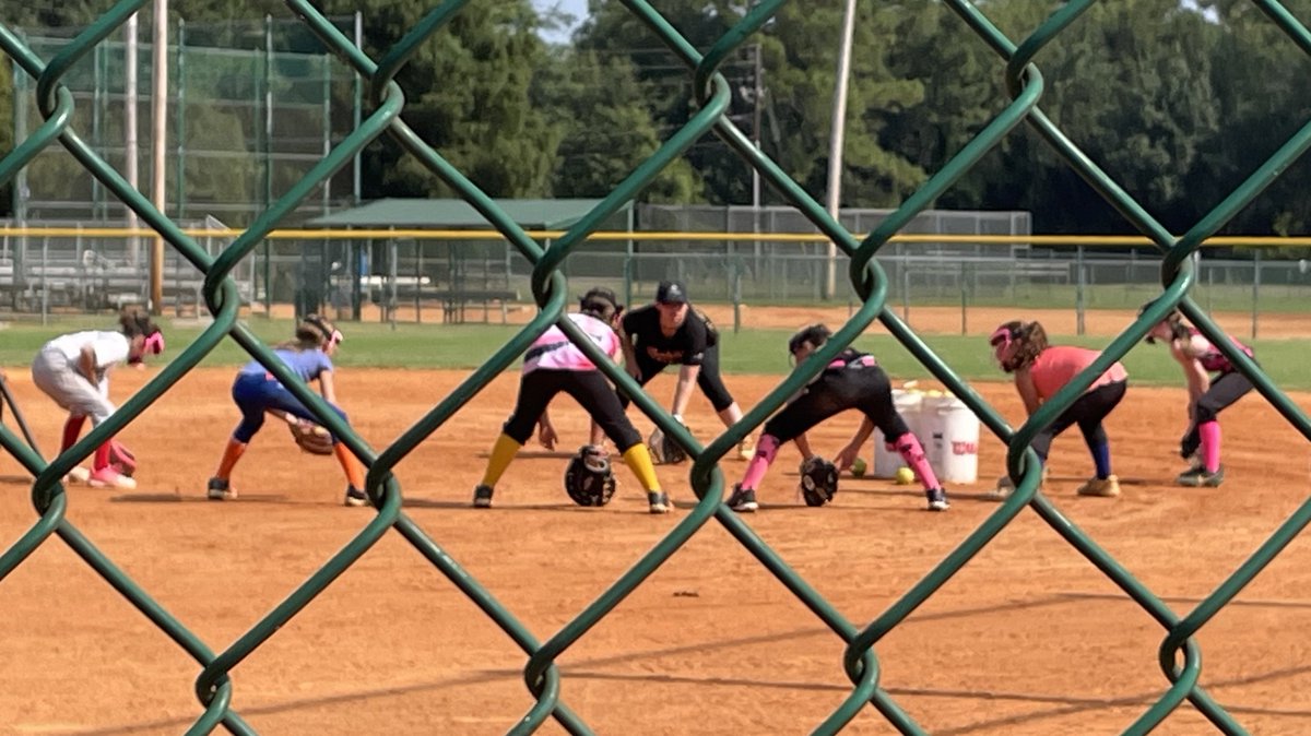Ayla2027's tweet image. Sunday = training day for my hard-working littles! 
#FUNdamentalsFirst
#ExceptionalAthletics 
@Los_Stuff @ExtraInningSB @LegacyLegendsS1 @EC05Bilz @NAHSSOFTBALL @SoftbalAmerica @coachestribune