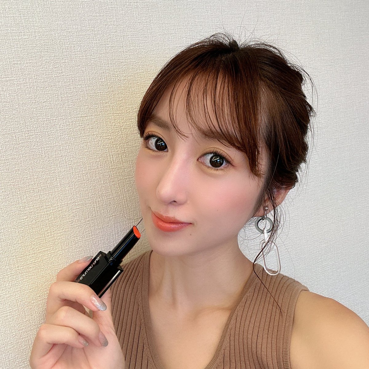 sasami_s2_'s tweet photo. 夏が終わると思ったら
イエロー×オレンジメイクがしたくなって
いつもと違う色合いに💛
SHU UEMURAのオレンジリップに
KATEのリップモンスターのイエローラメ
重ね塗りが超絶可愛かった🥺✨

#イエローメイク　#オレンジメイク
#リップモンスター　#KATE #メイクアップ
#夏メイク　#美容　#イエベ https://t.co/wduvjxXy4X