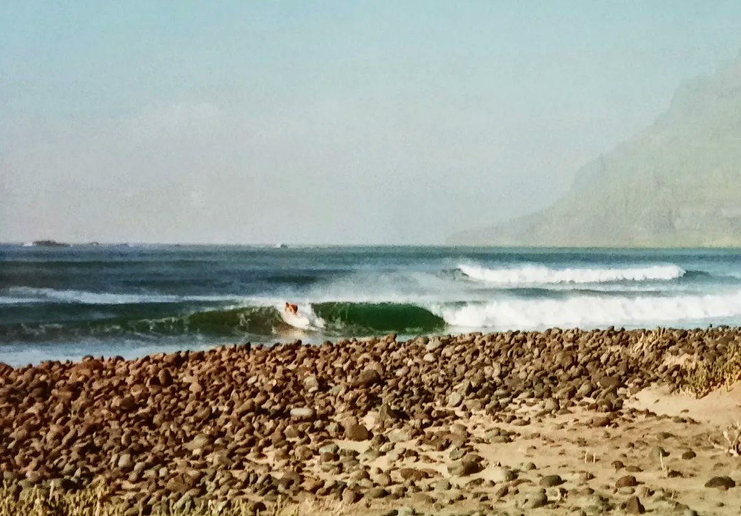 TheSurfMarket's tweet photo. Cuando podías llegar al #papelillo en coche y pasarte una semana acampado en un zoco disfrutando de las olas #lanzarote año 2000 #surfcanarias #surfmarket #retrosurf #surfshop #titeroygakat #canaryislands #canarias #photosurf https://t.co/3nLdFvLRHO
