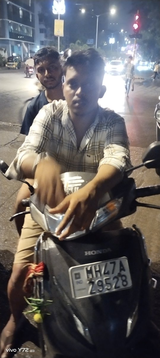 Call_Dippy_'s tweet photo. @MTPHereToHelp  no helmet,rash driving and broke signal near kora kendra and when stopped him told "tumne kisi ko thoka nai hai".  what challan will you issue? https://t.co/gR82kodCt2
