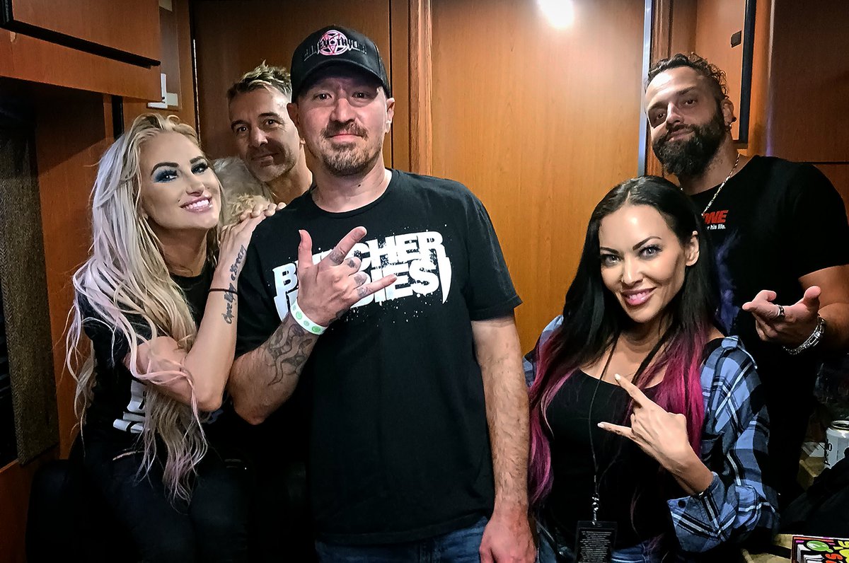 bkcustom69's tweet photo. I wanna thank the @ButcherBabies 
for the killer party on their tour bus after the show, thanks for celebrating  my Bday with me in style, amazing group of ppl 🖤💋🖤💋🖤🤘
#ButcherBabies @carlaharvey @HeidiTheButcher https://t.co/2ab8SPwKRr