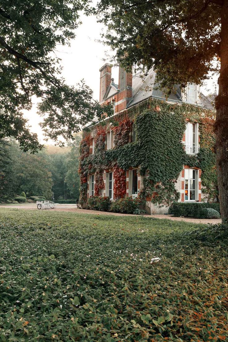 🇨🇵Located a two-hour drive from Paris, this Relais & Chateaux property is the epitome of L'Art de Vivre and the ultimate French countryside retreat.
@Architectolder  
#RelaisChateaux
#property#driving #Paris #accommodation #countryside  #France2024 #garden #sundayvibe #weekend