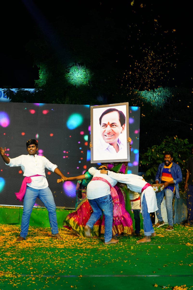MGNMLA's tweet photo. ఈ రో���ూ షైక్పేట్ డివిజన్  లో  5000 మంది ఆడపడుచులతో రాఖి పౌర్ణమి కార్యక్రమాన్ని నిర్వహించి వారికీ కనుకలను అందించడం జరిగింది .   #cmotelangana #ktrbrs https://t.co/ZiGVSPAoC2