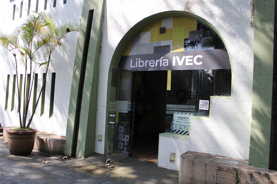 SECVERoficial's tweet photo. En los bajos del parque Juárez se encuentra la #LibreríaIVEC, donde encontrarás una amplia variedad de títulos para público de diferentes edades.
Conoce las novedades de la #EditorialIVEC así como libros coeditados diversos sellos editoriales.
@IVECFerias https://t.co/PW87vmaCxC