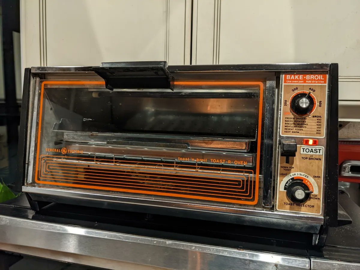 MrsPitbull's tweet image. I WON!!!!! After working tirelessly to get all my 13 covid shots, I have finally won my free toaster! I have put in a lot of blood, sweat, and tears because of all the side effects, blood clots and fever it gave me but I really wanted the free toaster. #GetVaxxed