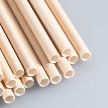 CerfiaFR's tweet photo. 🇫🇷🥤FLASH I Alors que les pailles en plastique ont été  progressivement remplacées par les pailles en papier, une  étude révèle que les pailles en carton seraient dangereuses pour l’environnement et pour notre santé.  

👉 Elles contiennent des  « produits  chimiques  éternels », pouvant provoquer  une augmentation du taux de cholestérol, des cancers, des effets sur la fertilité et sur le développement du fœtus. 

Parmi  les  marques  testées,  90%  des  pailles  en  papier  en  contenaient  (contre  75%  pour  celles  en  plastiques).

👉 Les  auteurs  de  l’étude  préconisent  les  pailles  en  « acier  inoxydable ».  (Etude  de  Food  Additives  and  Contaminants)
