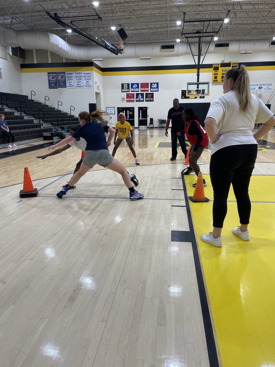 LincolntonWBB's tweet image. Week #1️⃣ photo dump of Fall Workouts. These Wolves got after it 💪. #WolvesAtWork #FewWillHunt #WeReflectsMe