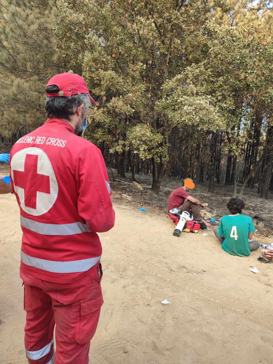 greekredcross's tweet photo. Στο δάσος της Δαδιάς επιχειρούν εθελοντές Σαμαρείτες-Διασώστες απο τα Περιφερειακά Τμήματα Ορεστιάδας και Διδυμοτείχου, προσφέροντας Πρώτες Βοήθειες και οξυγόνο  σε 3 πρόσφυγες, οι οποίοι εντοπίσθηκαν απο τις Αρχες και αφυδατωμένοι και εξαντλημένοι.

#hellenicredcross
 #redcross https://t.co/24dsUfttxm