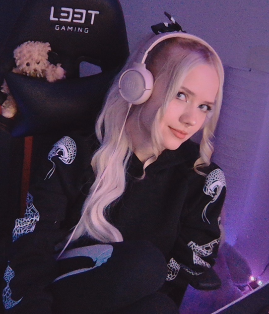 blackbeard_us's tweet photo. Welcome to the fam @Liaanniie  "I'm a girl from Finland who plays a lot of League of Legends! (like 18 games a day O.O)" #bbgstreamer #newrecruit #merch
https://t.co/T4XSOda03v https://t.co/sVoD4vb9Tv
