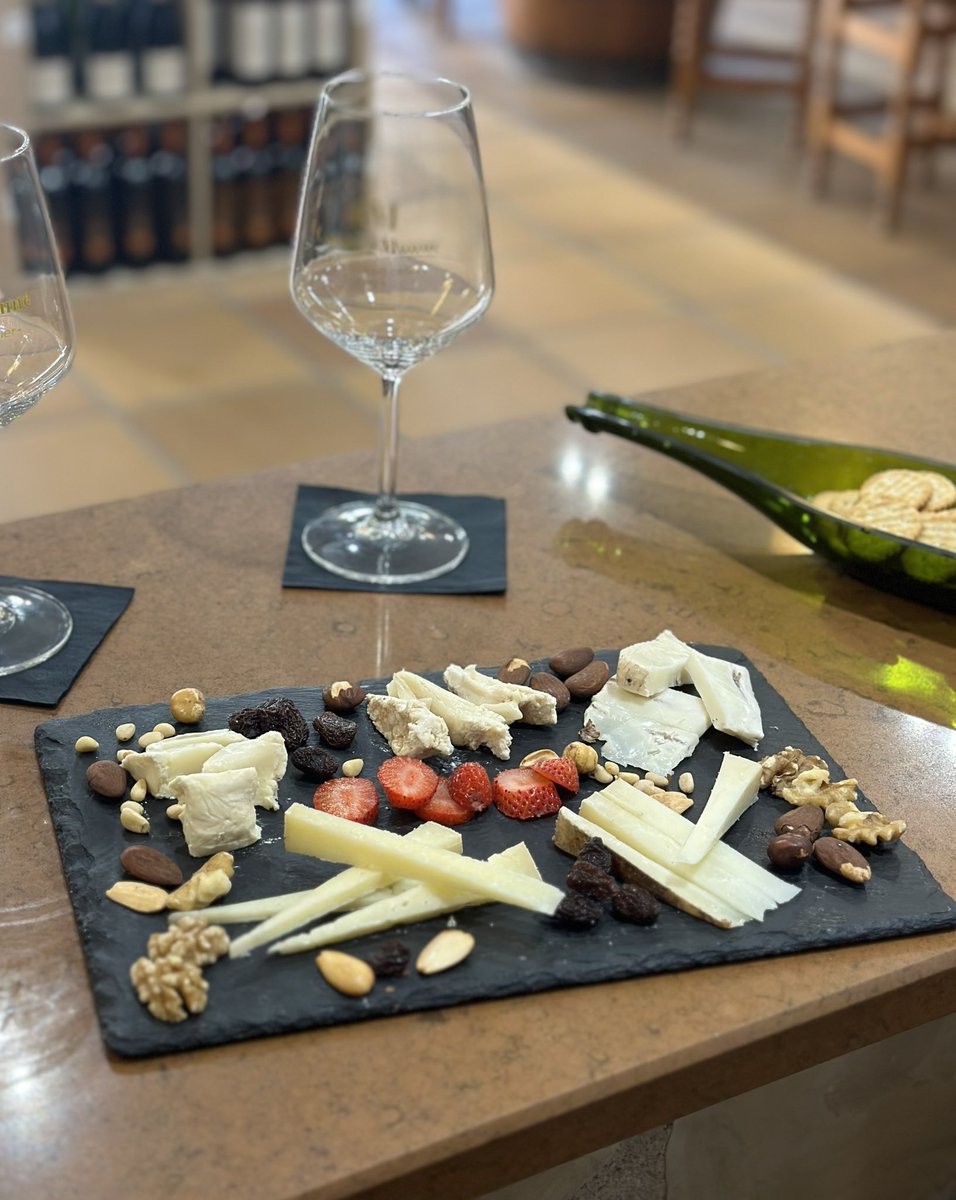 Ya disponemos de la cata de 5 quesos y 5 cavas/vinos en la bodega antigua del restaurante!! 🥂