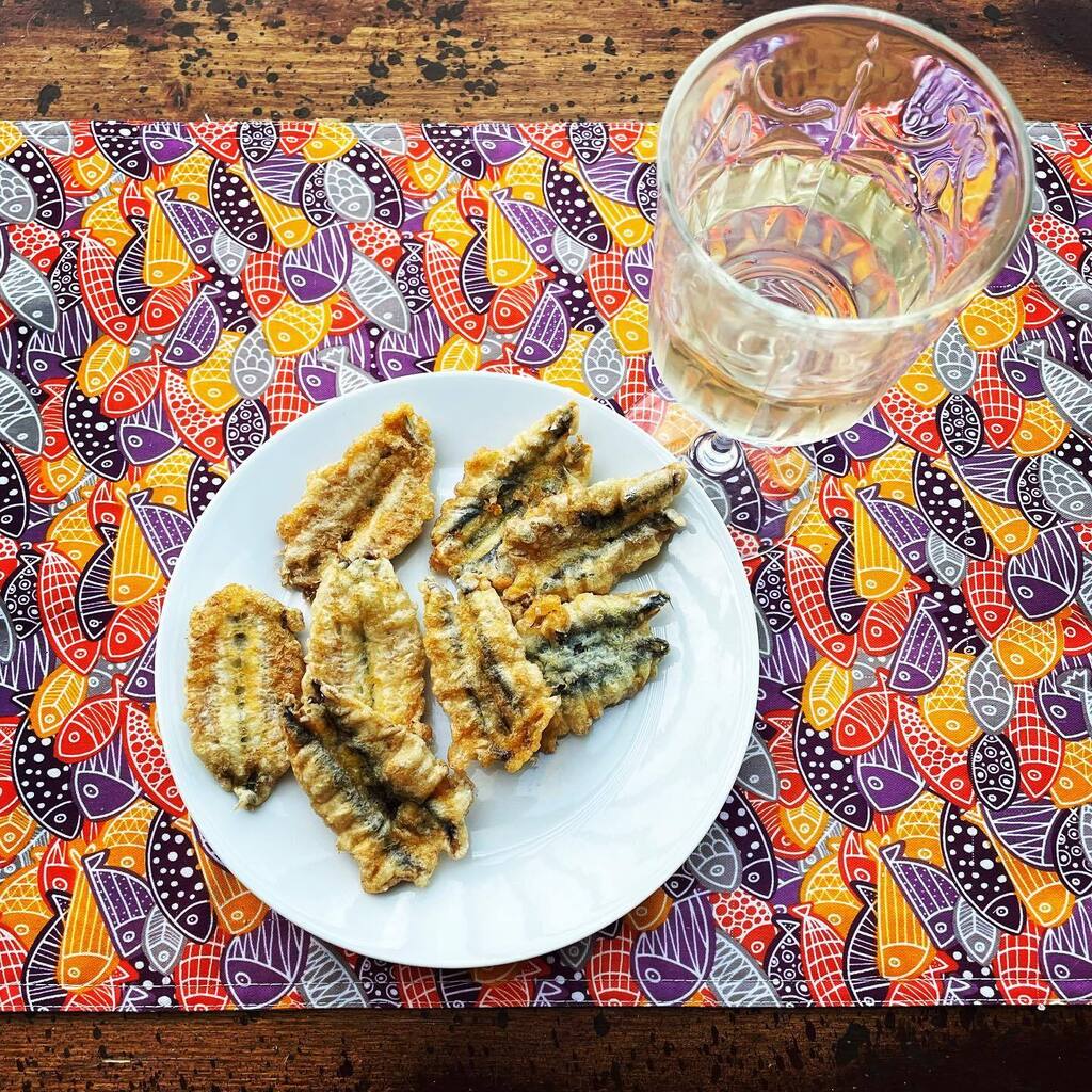 bastet's tweet image. Aperitivo di fine estate.

Malvasia Sauvignon 
I Tratturi 
Notte Rossa

#elachiamanoestate #winexperiment #bastetroof instagr.am/p/CwdL_kPMcbW/