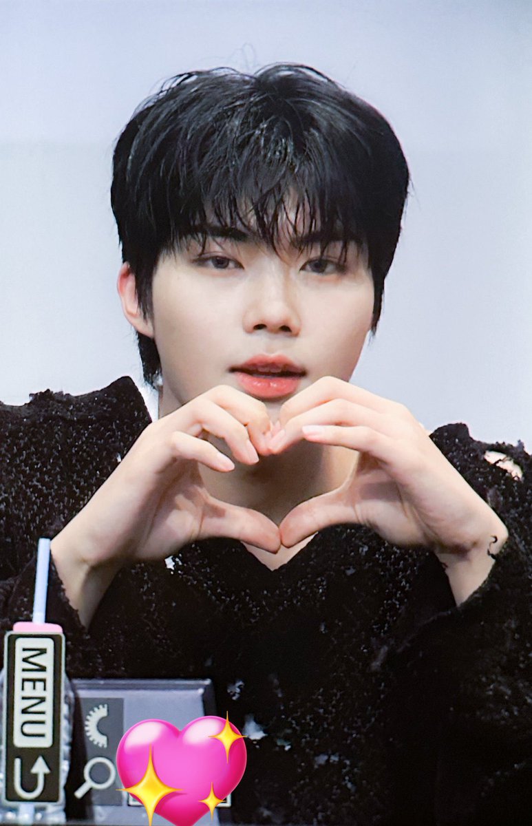 LOOKSPGW's tweet photo. he is the cutest. 

#GUNWOOK #박건욱 #ZB1 https://t.co/FMWIxubuWc