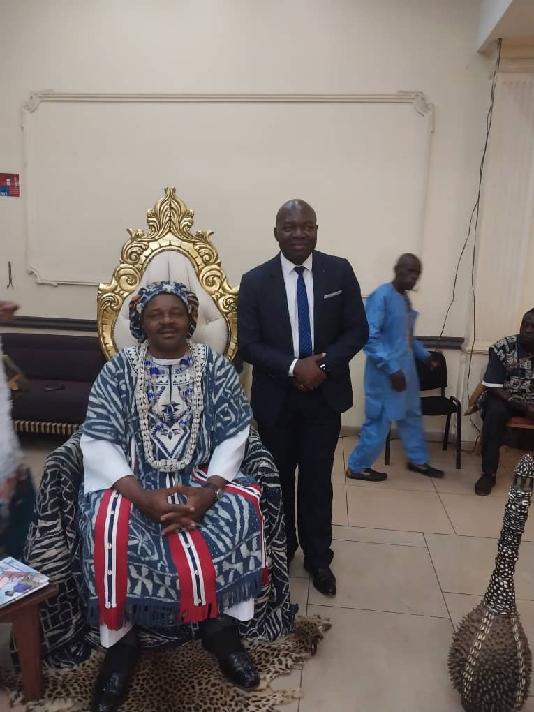 RR_IAI_Abanda's tweet photo. A l'occasion de la journée de l'excellence académique et scolaire de la communauté Batié ce 27 Août à Yaoundé, baptisée Lù'ngàp,  J'ai présenté mes révérences au Roi des Batié sa majesté TCHOUAINKAM DADA Théodore. https://t.co/dkhPbnTMxz