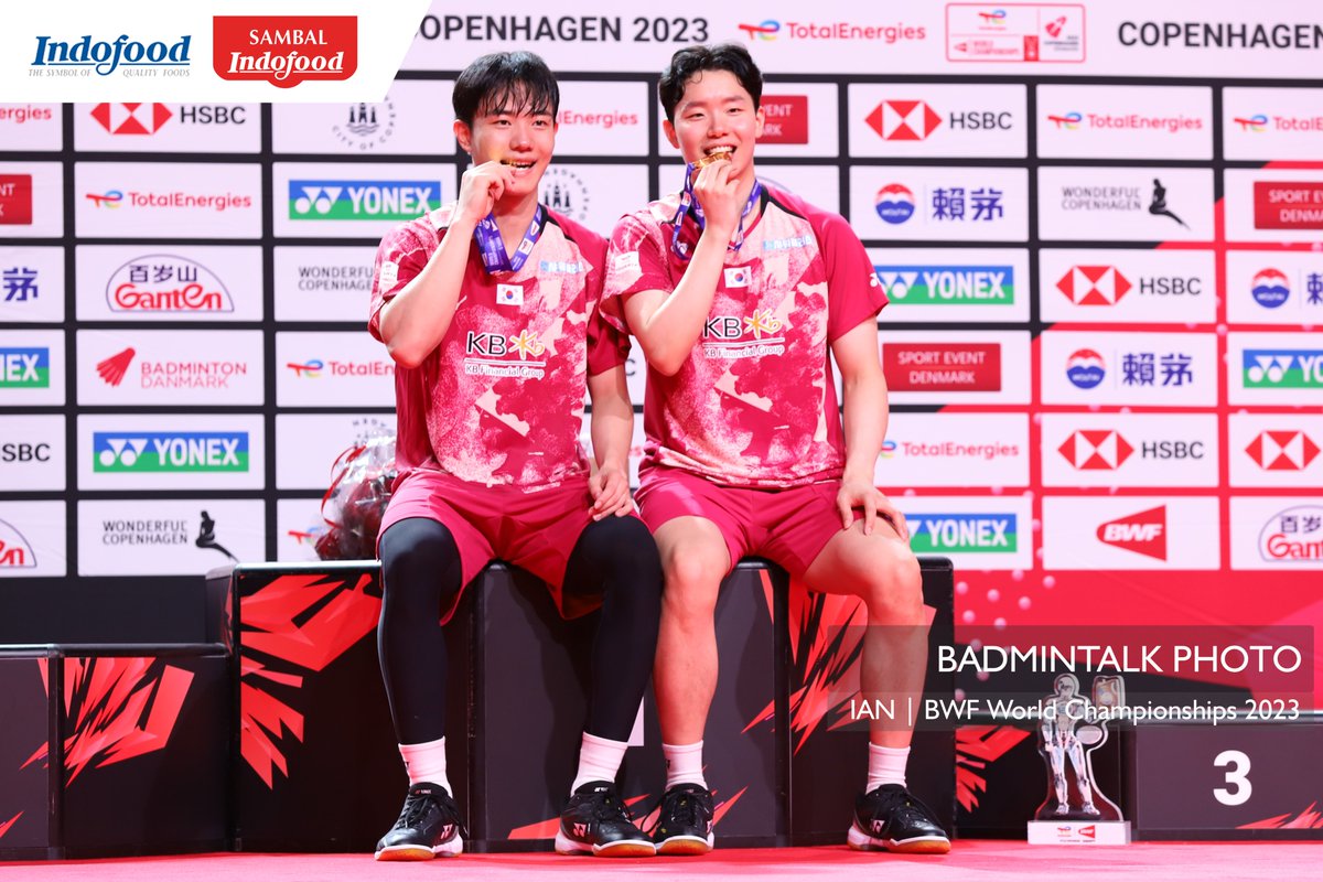 BadmintonTalk's tweet photo. #BWC2023 - Men’s Doubles

🥇Kang Min Hyuk/Seo Seung Jae (KOR)
🥈Kim Astrup/Anders Skaarup Rasmussen (DEN)
🥉Aaron Chia/Soh Wooi Yik (MAS)
🥉Liang Weikeng/Wang Chang (CHN)

#SambalIndofood #SmashTerpedas #NobarMakinSelera https://t.co/f64hf9ubwv