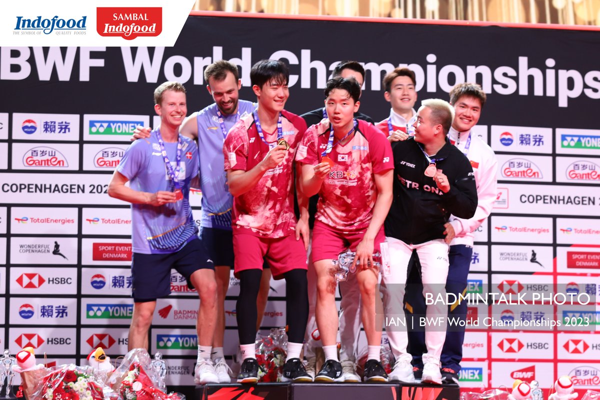 BadmintonTalk's tweet photo. #BWC2023 - Men’s Doubles

🥇Kang Min Hyuk/Seo Seung Jae (KOR)
🥈Kim Astrup/Anders Skaarup Rasmussen (DEN)
🥉Aaron Chia/Soh Wooi Yik (MAS)
🥉Liang Weikeng/Wang Chang (CHN)

#SambalIndofood #SmashTerpedas #NobarMakinSelera https://t.co/f64hf9ubwv