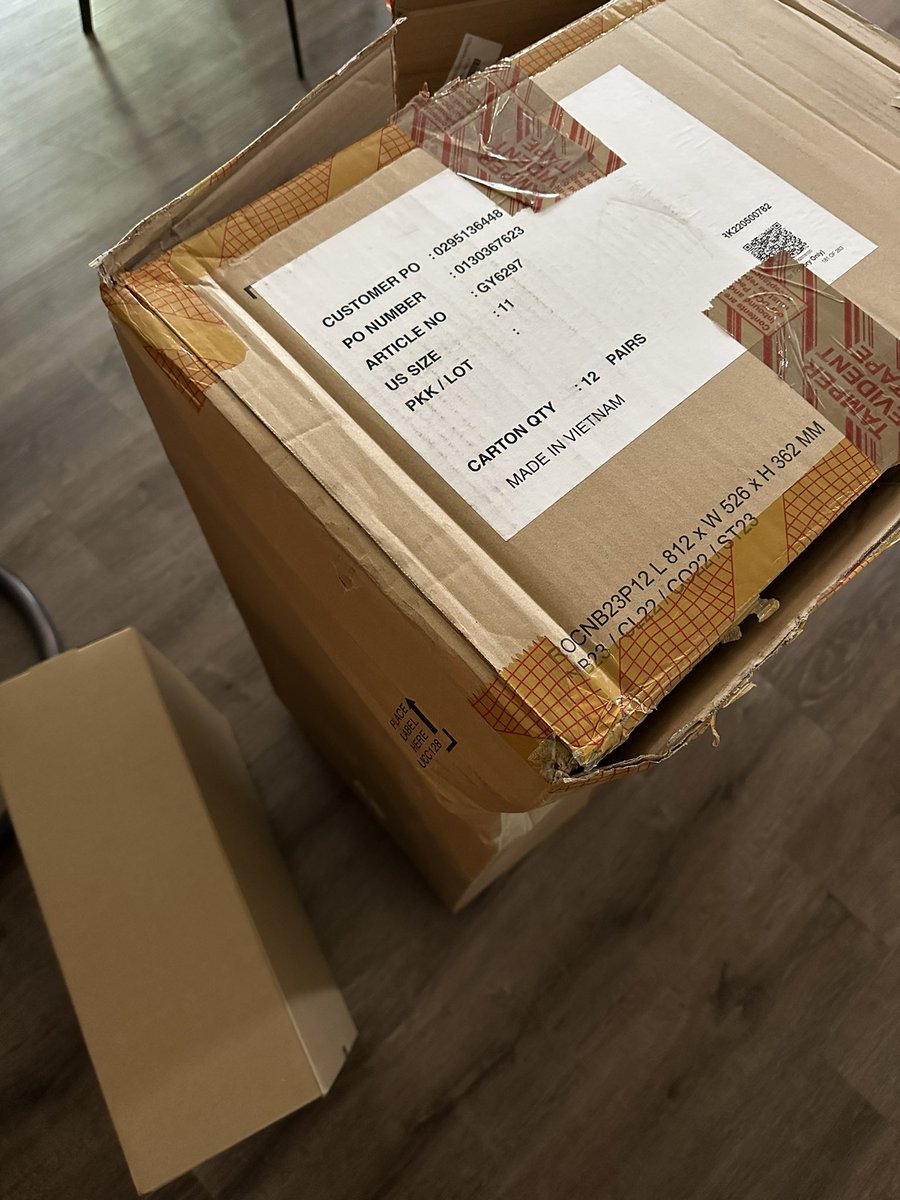 marshallbu's tweet photo. @adidasUS top notch shipping carton choice https://t.co/7TVPVVyyCm