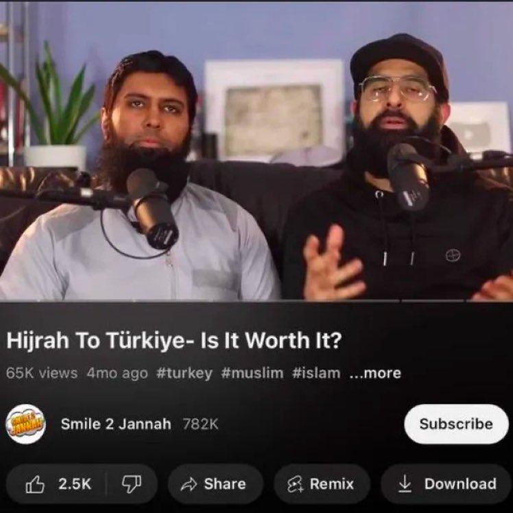 İngiltere'de yaşayan Pakistanlı YouTuberlar, müslümanlara Türkiye'ye hicret etmeyi önerdi:

“Arap ülkelerine göç etmek zor, hatta Endonezya ve Malezya bile zor. Bu ülkeler kolay kolay oturum vermiyor. Türkiye ise çok kolay. Binlerce Pakistanlı, Türkiye'ye taşındı.”