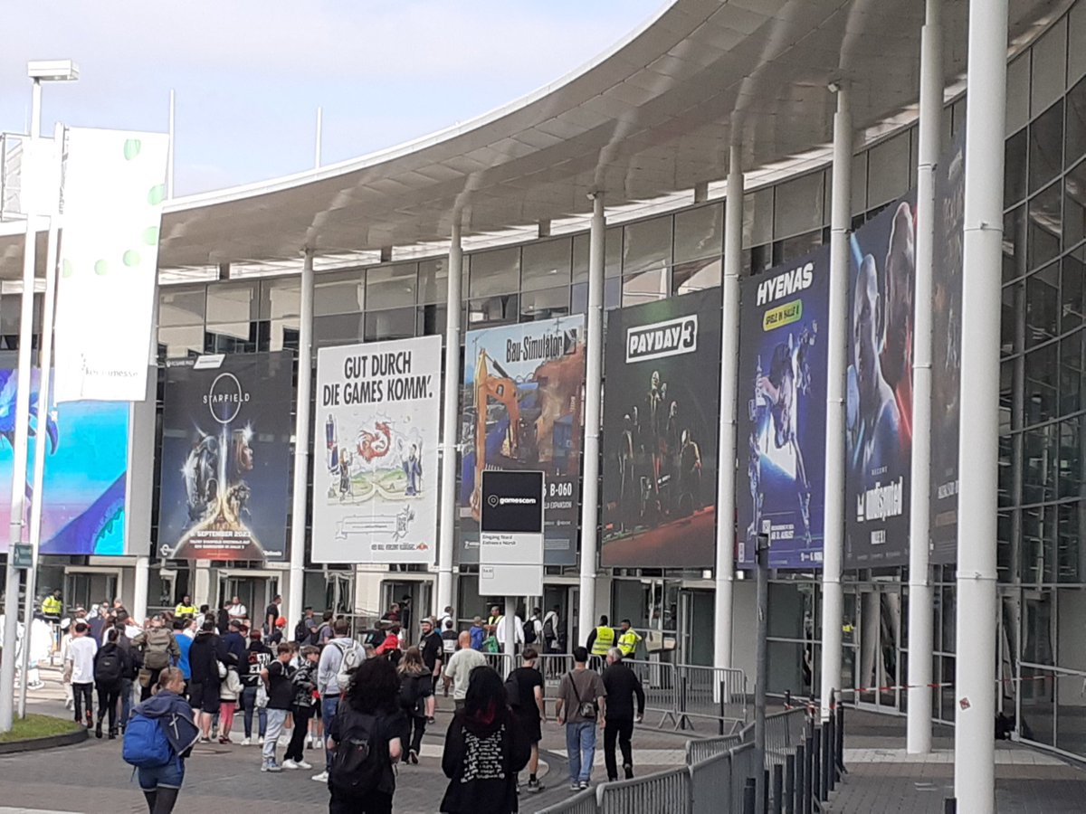 and so my five day's watch at Gamescom is over. Time for the most comfortable sit on a train of my life.

too much to say and too tired to say it! good trip, Köln was lovely and so was everyone I met there <3