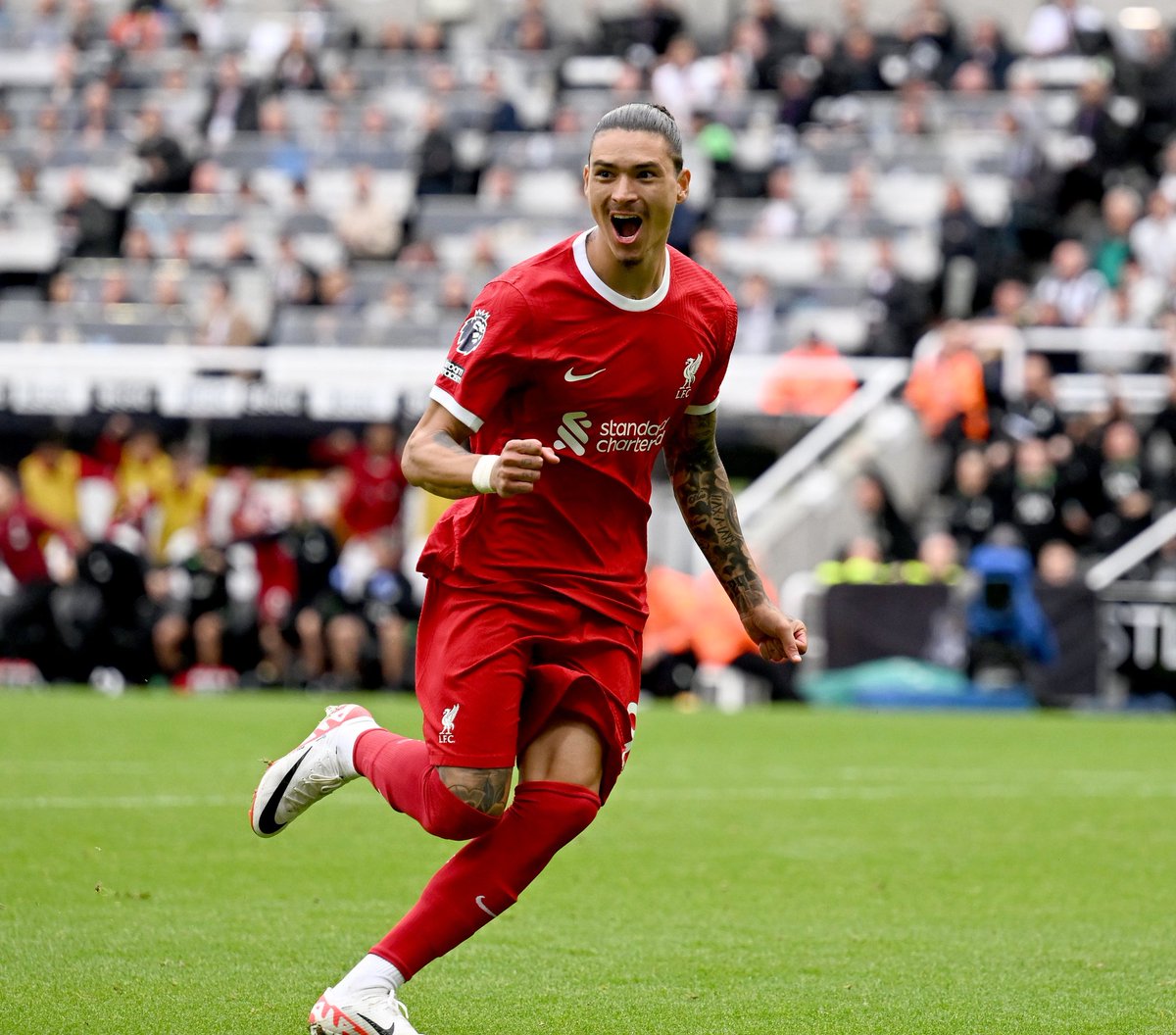 idextratime's tweet photo. #EPL
FT : Newcastle 1-2 Liverpool

⚽ Gordon 25'
-
🟥 Van Dijk 28'
⚽ Darwin Nunez 81' 90+3'

COMEBACK SENSASIONAL THE REDS! 🔥🔥🔥

#Blibli @bliblidotcom https://t.co/VmRJC4M07y